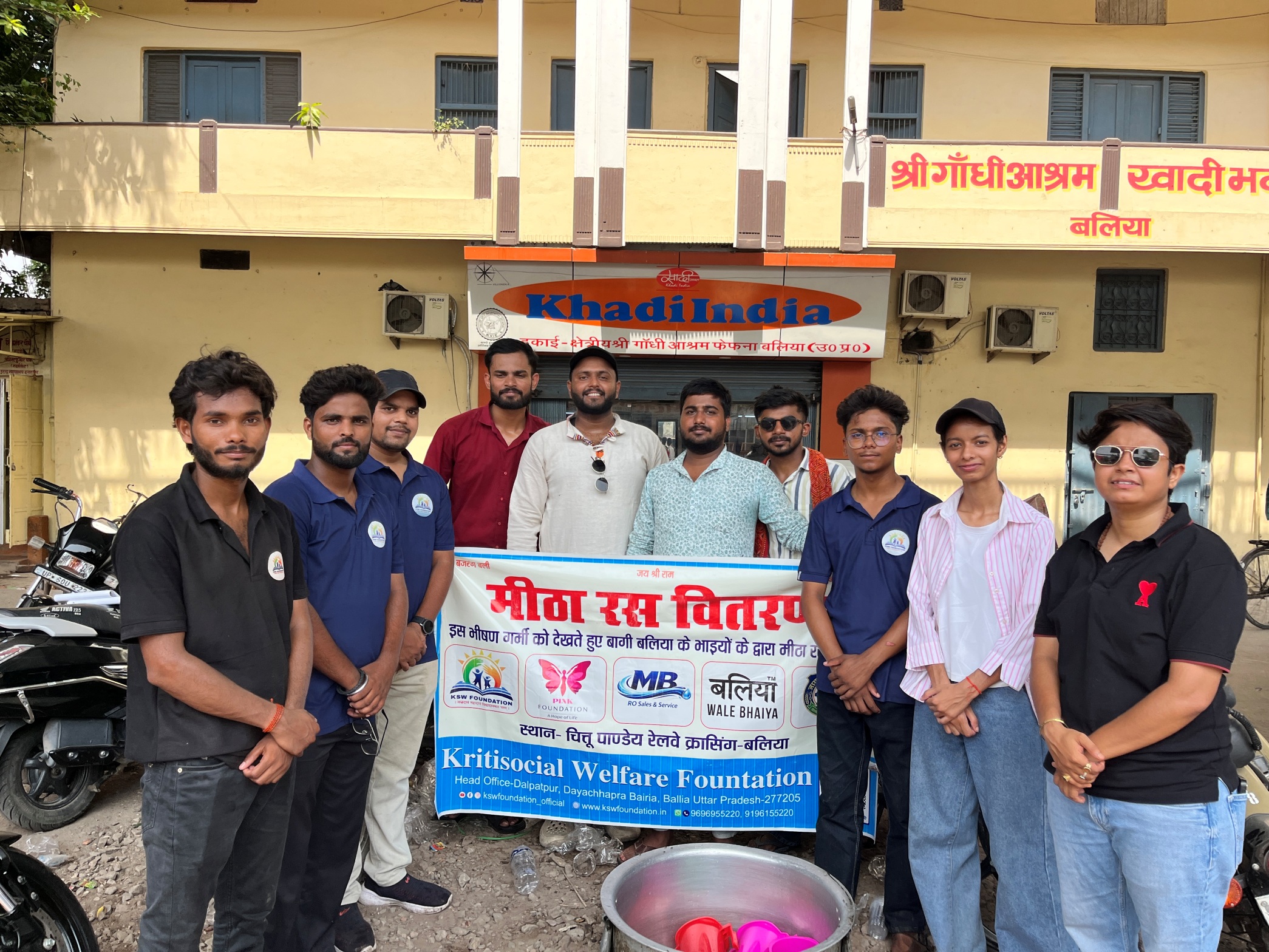 MEETHA RAS DISTRIBUTION AT RAILWAY CROSSING NEAR CHITU PANDEY CHAURAHA-BALLIA